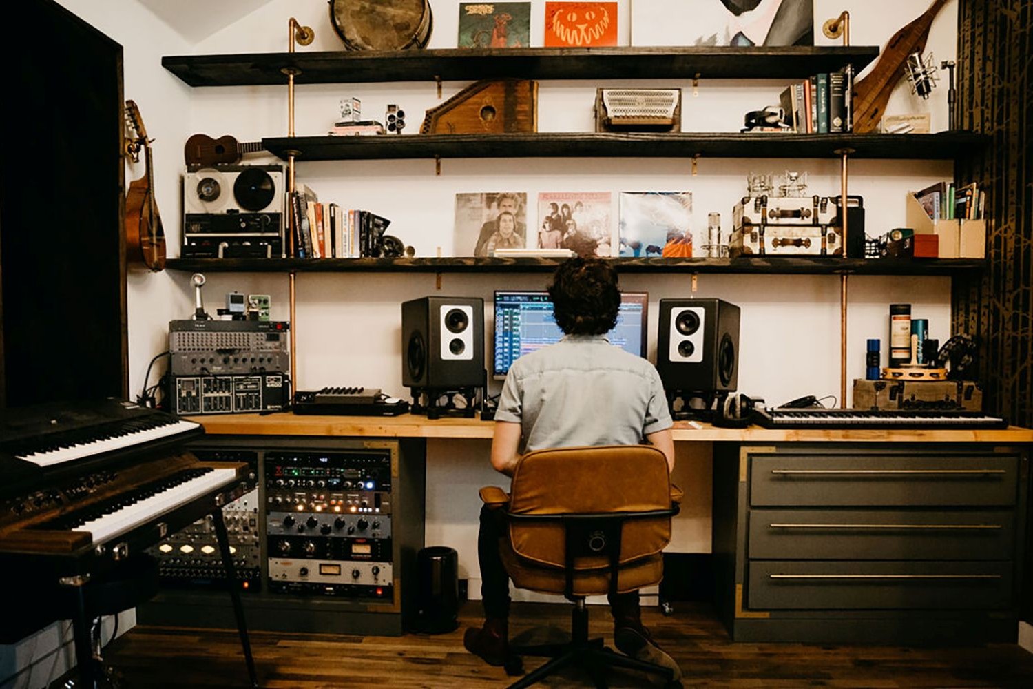 8 South Wall Workstation